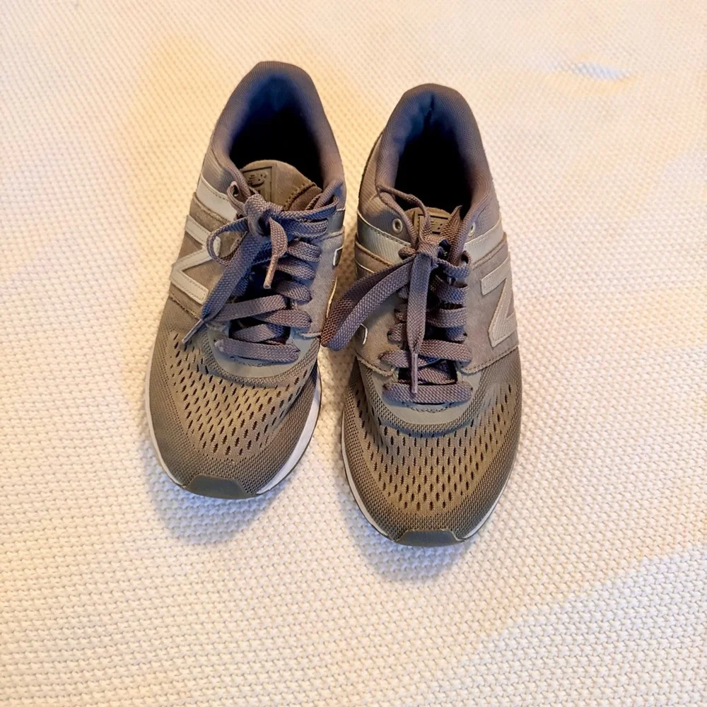 NEW BALANCE 24 Dark Grey & Silver Athletic Running Tennis Shoes Women’s Sneakers - Picture 4 of 10